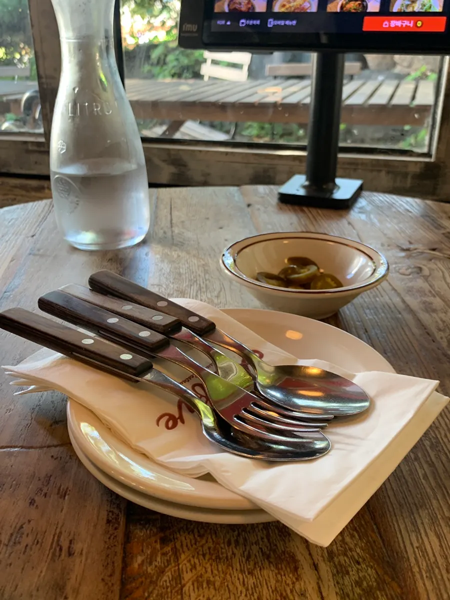 Self-service zone with side plates and sauces