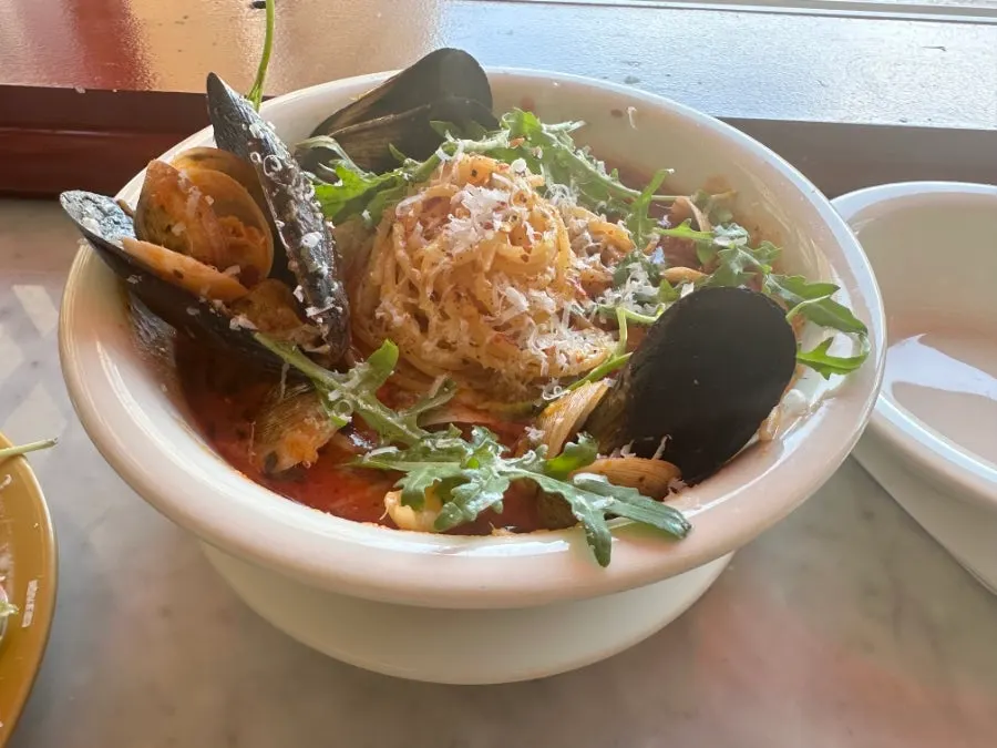 Pesce pasta with shrimp, squid, and moshijogae clams