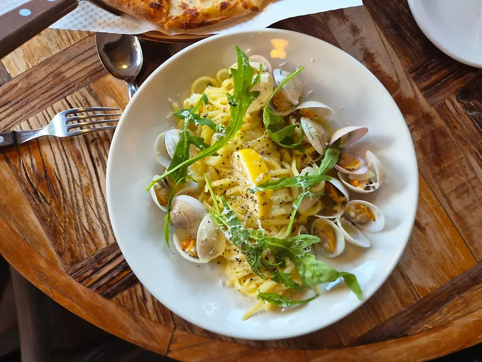 Corn pizza with white truffle cream
