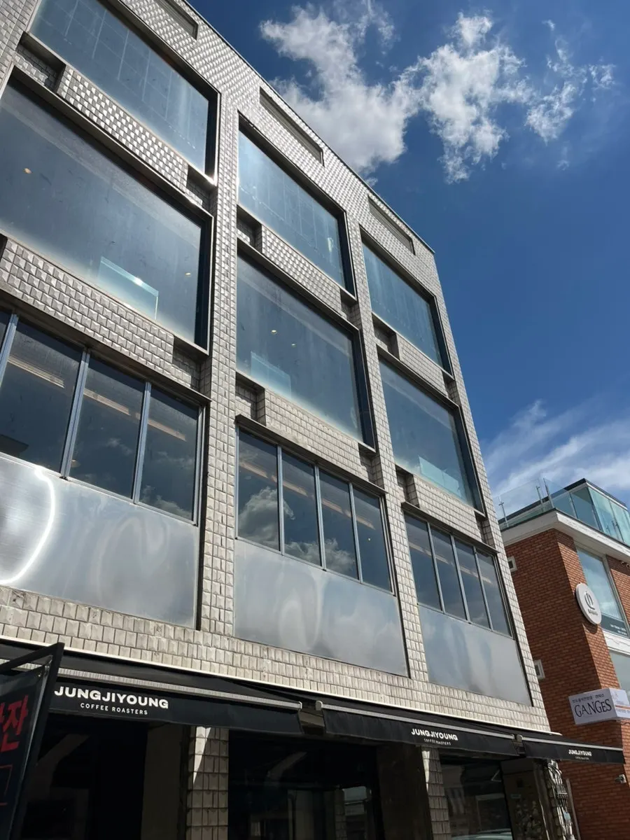 Full view of the Jeong Ji-young Coffee Roasters Haenggung Main Branch building