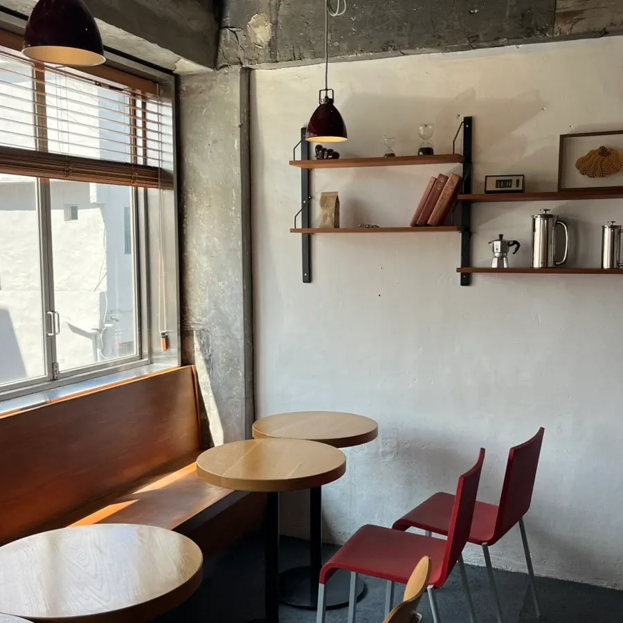 No-kids-zone sign and staircase at Jeong Ji-young Coffee Roasters