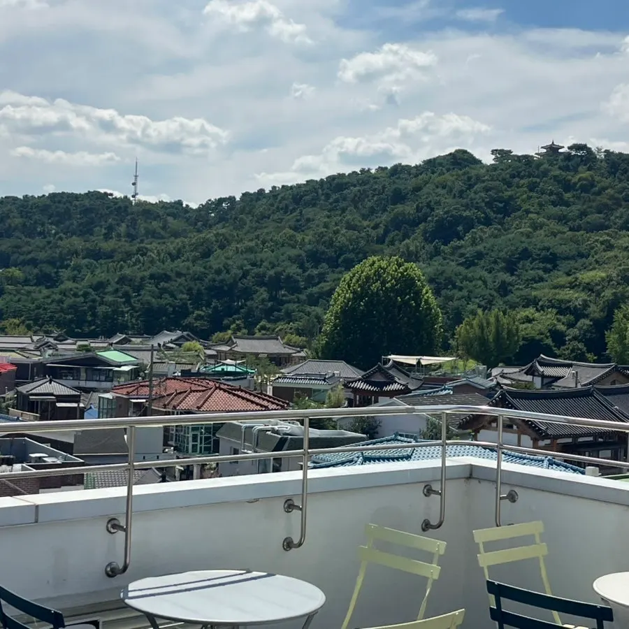 Atmosphere of the 4th-floor space at Jeong Ji-young Coffee Roasters