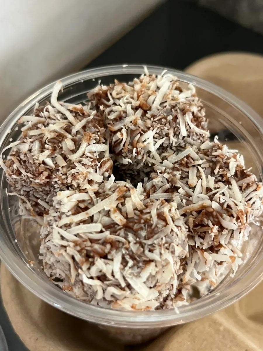 Dark bean iced Americano and Lamington cake