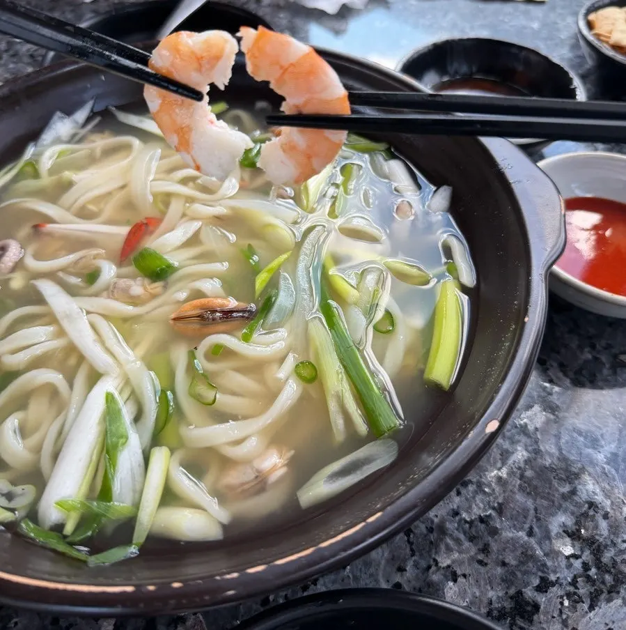 행궁동 골목의 류은 방문 장면