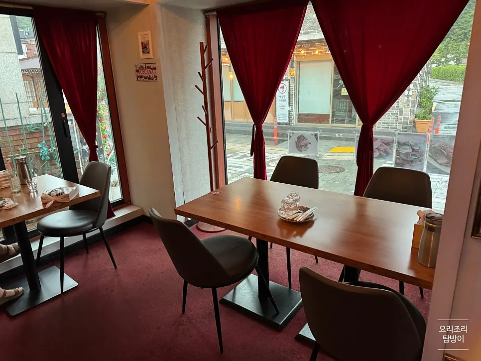 Table layout in the Western-style restaurant
