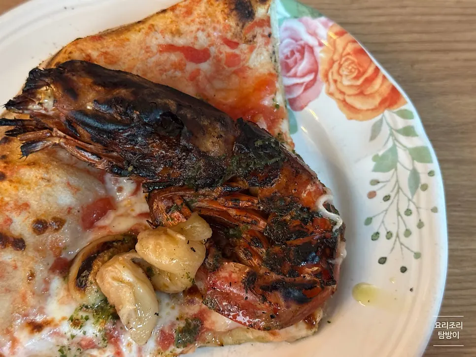 Large prawns with lemon on top of the shrimp garlic pizza