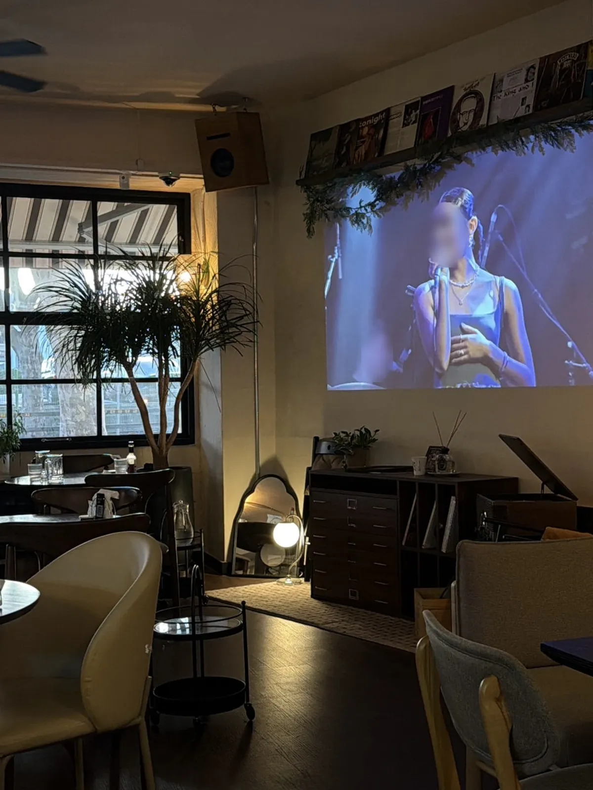 Espacio acogedor de Nonchalant Lounge