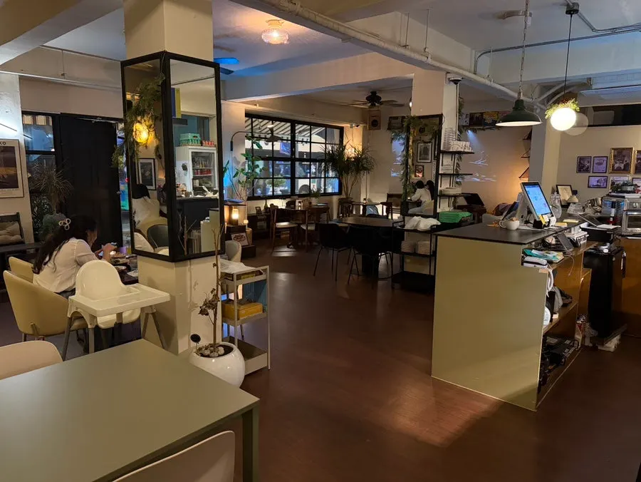 Espacio de comida con proyector y música