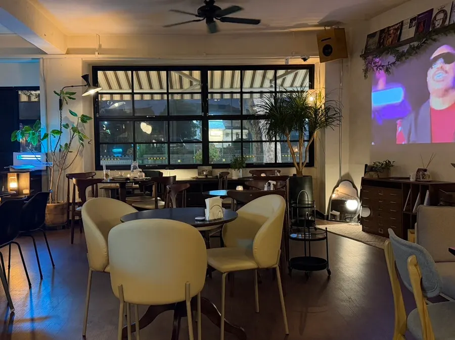 Ambiente de bar de vinos de Hanguk-dong con luz tenue
