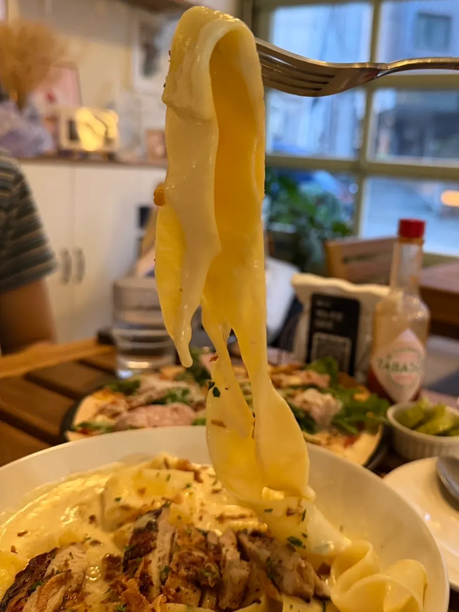 Masa crujiente de la pizza fina