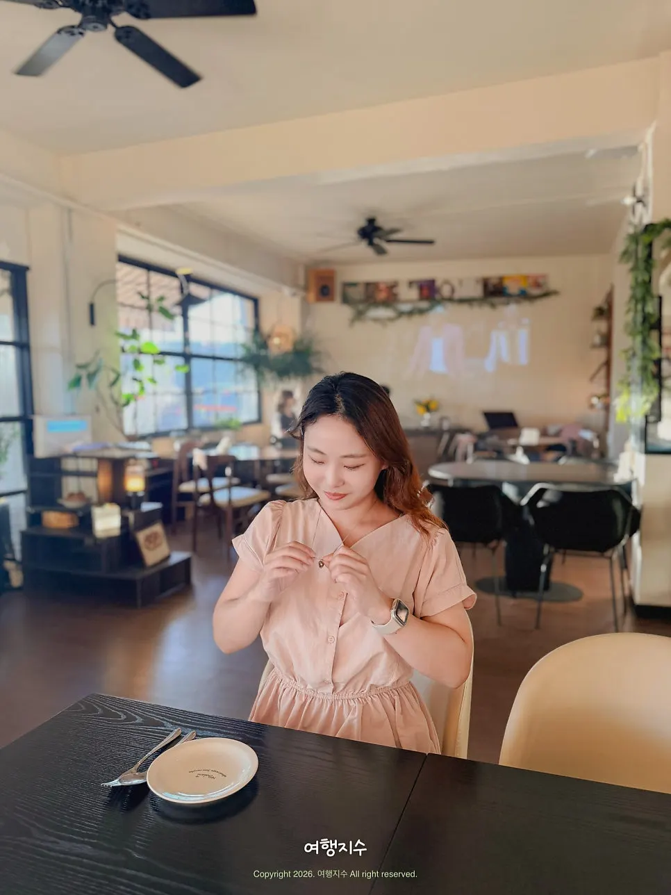 따뜻한 조명 아래 저녁 식사 분위기
