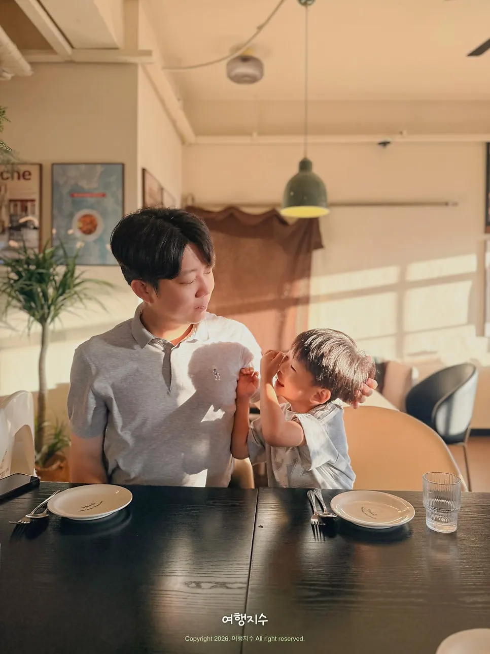 음악과 조명이 어우러진 라운지 공간