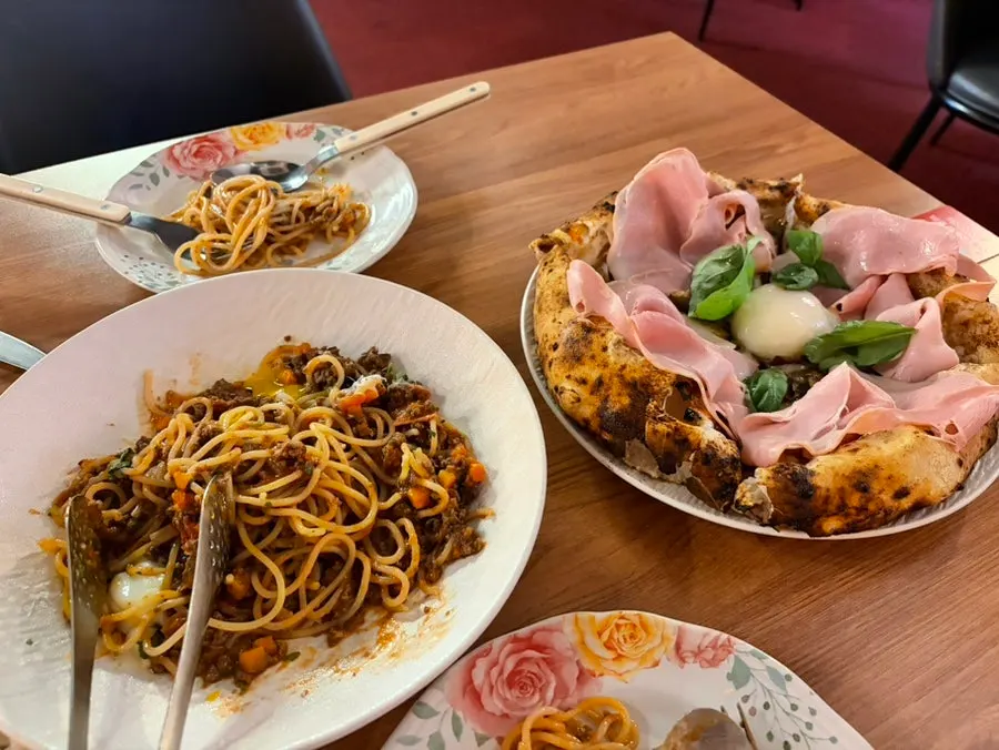 예쁘게 세팅된 식기류