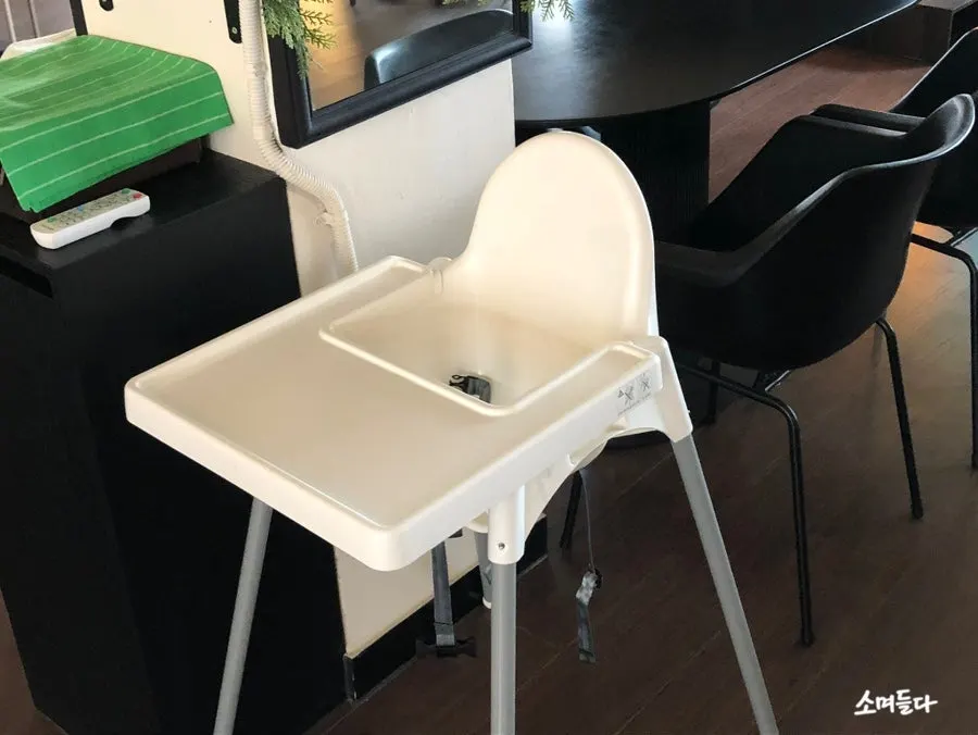 High-chair information at Nonchalant Lounge