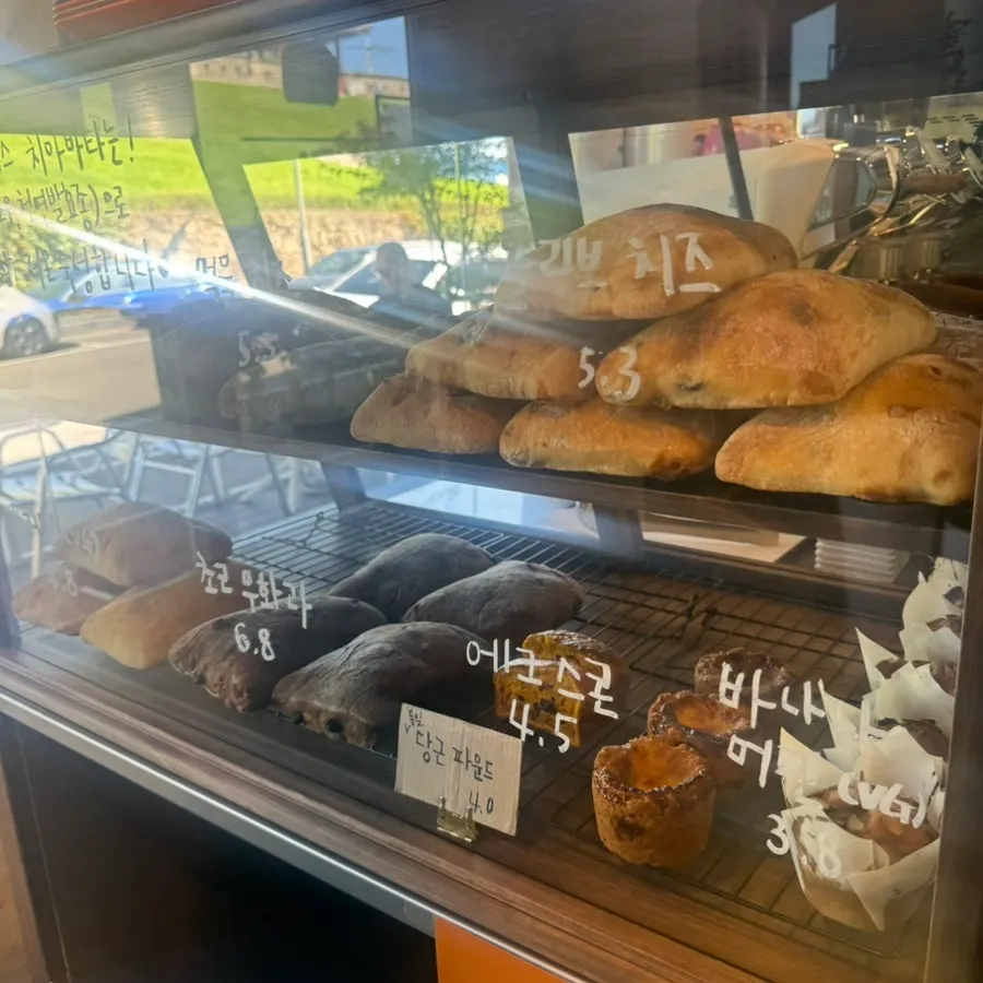 Drinks and ciabatta set on the first-floor outdoor table