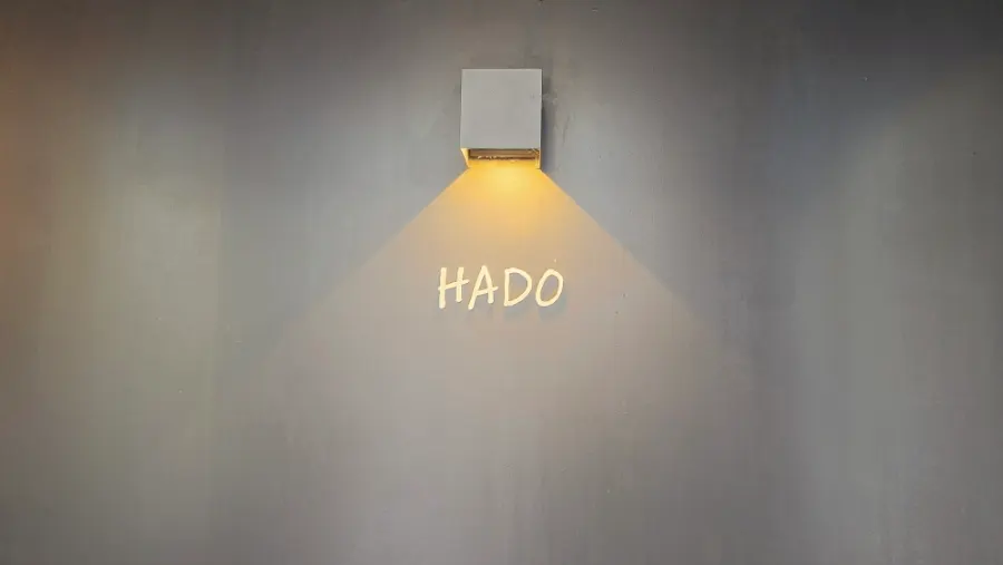 Hado门前教洞停车场停车情形
