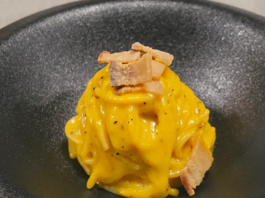 沾满墨鱼汁的意面条
