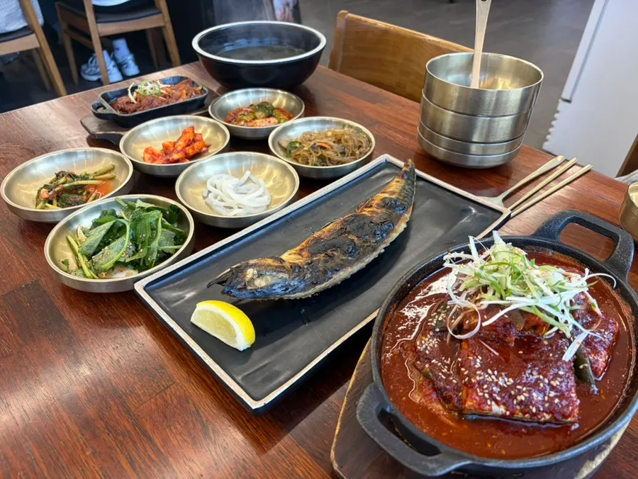Food spread at Godeungeo Myeongpumi Doeda Suwon Branch