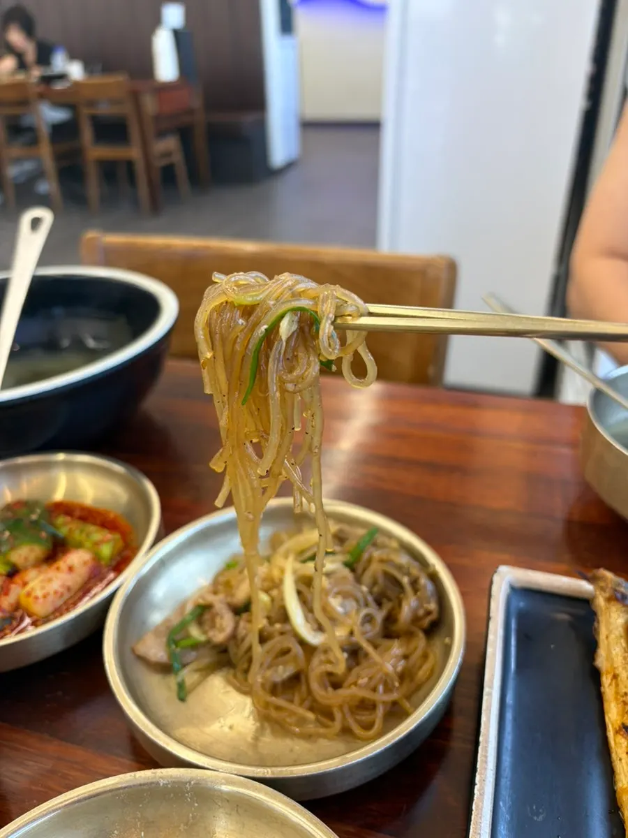 Standard side dishes at the self-serve bar