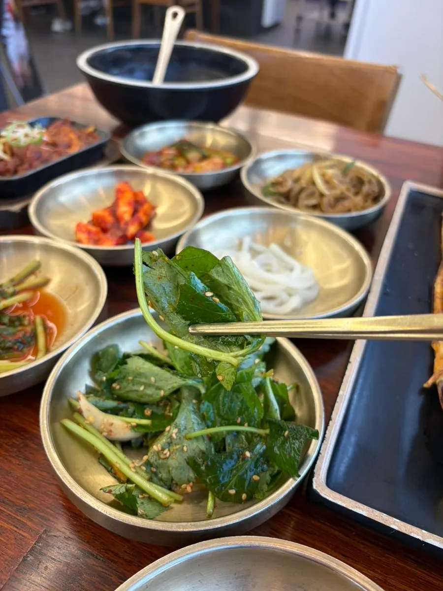 Seaweed soup and standard side dishes