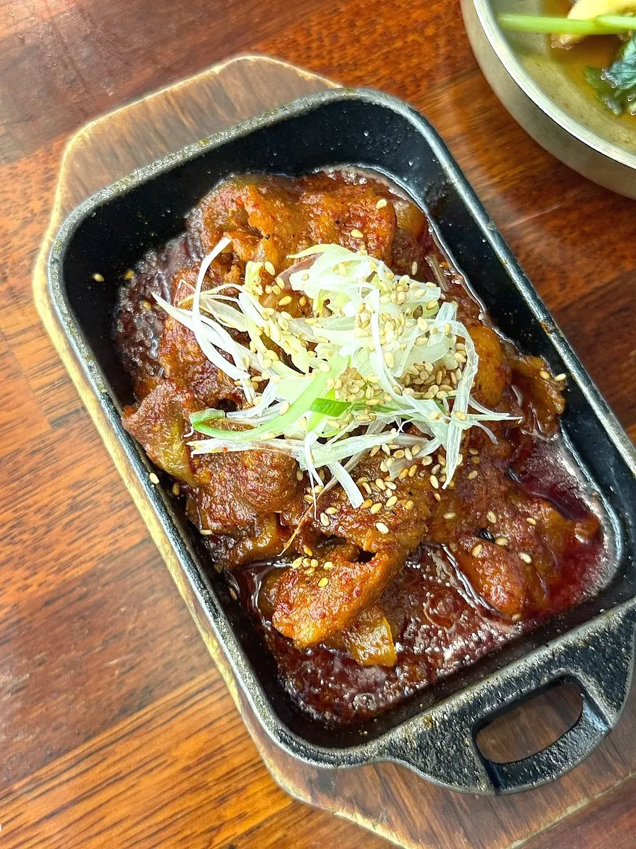 Doraji muchim, japchae y jeyuk bokkeum