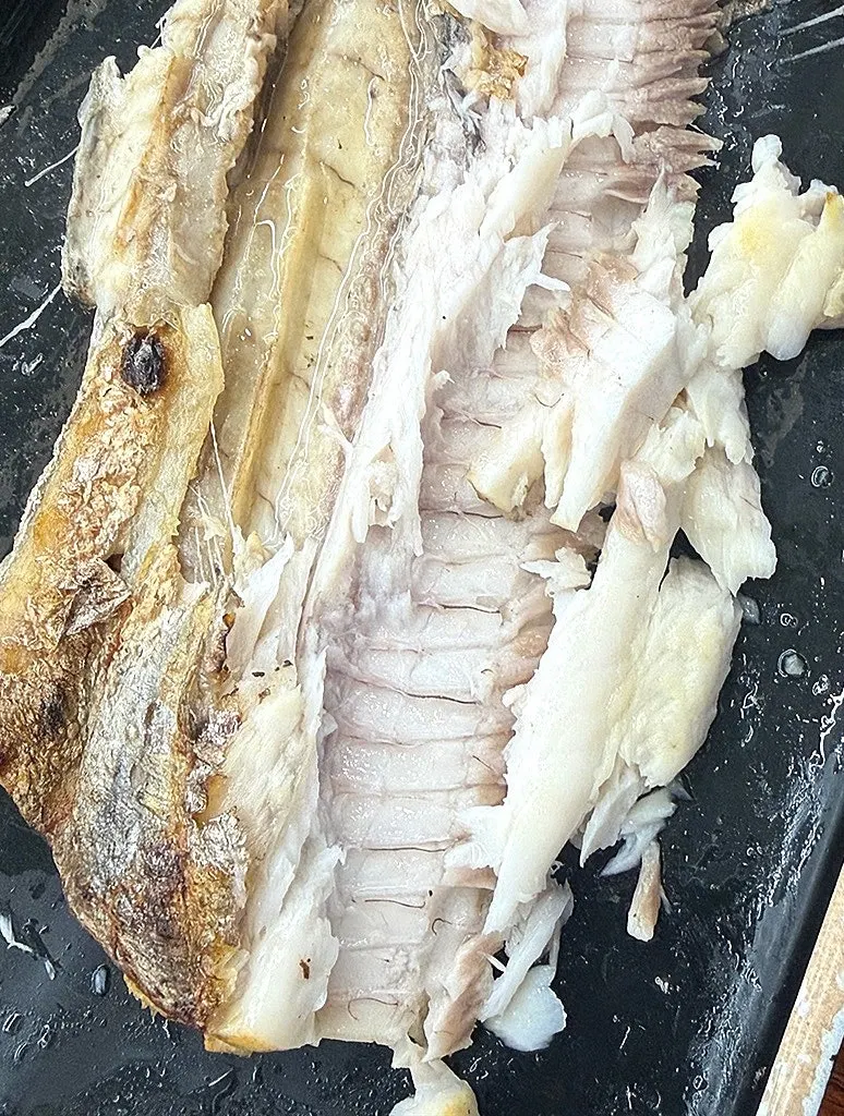 Caballa a la parrilla sobre arroz blanco