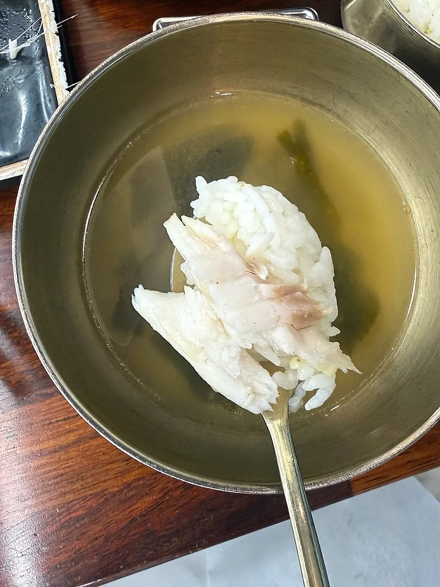 Caballa a la parrilla comida con arroz