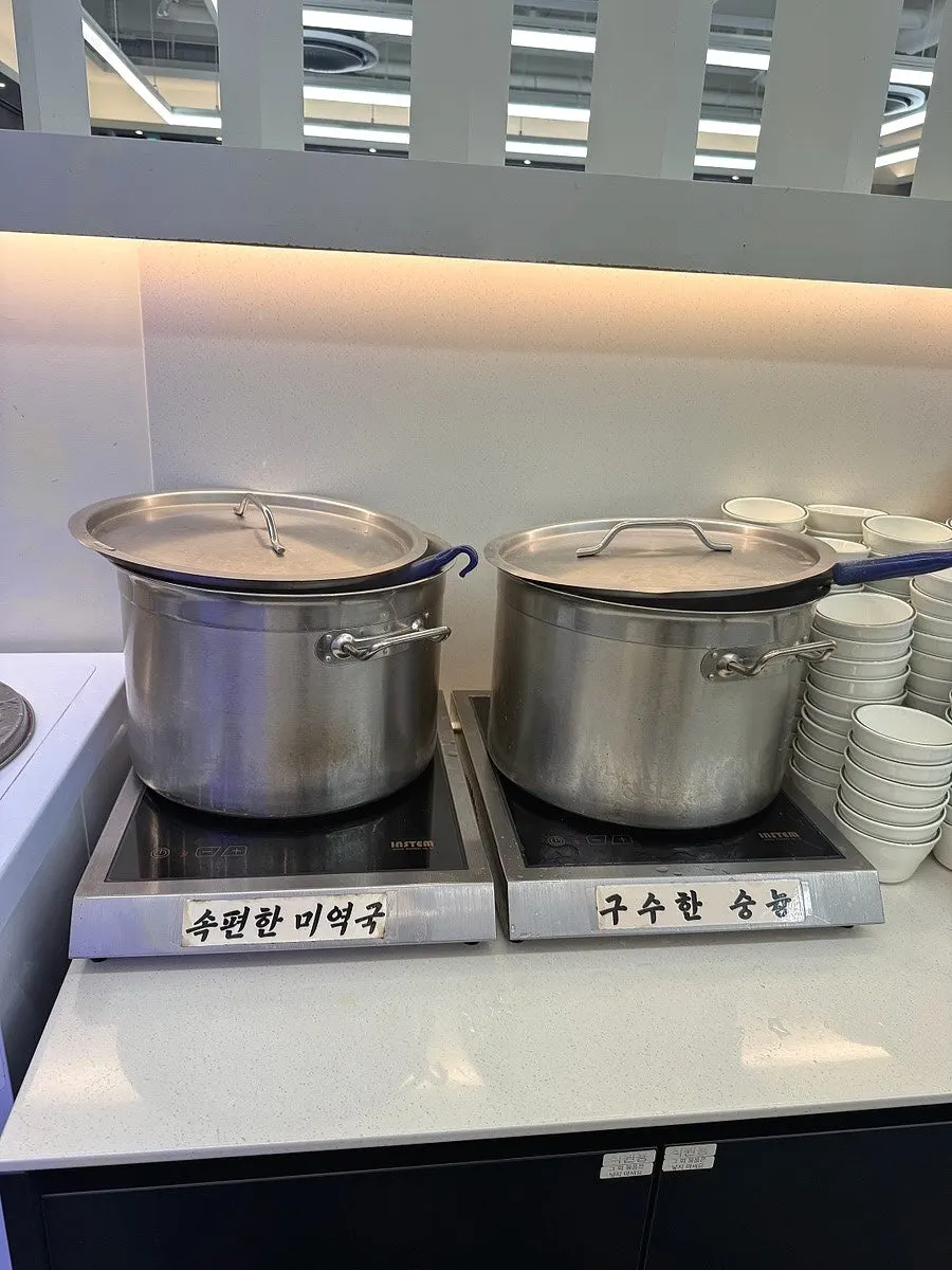 Arroz extra y jeyuk bokkeum durante la comida