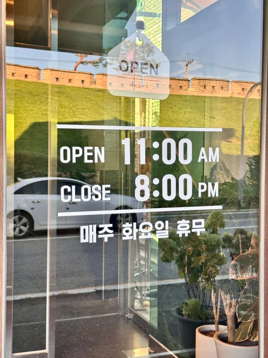 Paisaje de una salida soleada de fin de semana por Haenggung-dong, Suwon