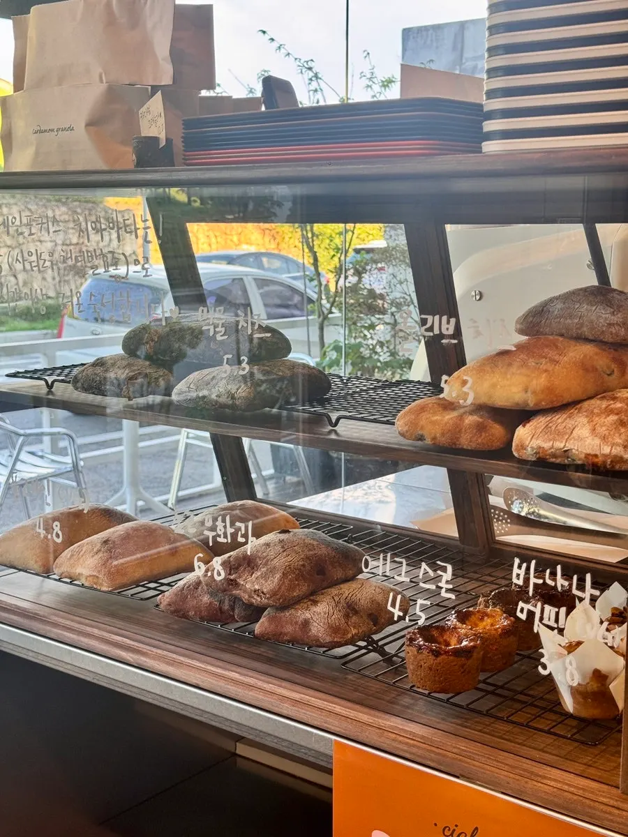 Ciabattas de sourdough y otros panes en exposición
