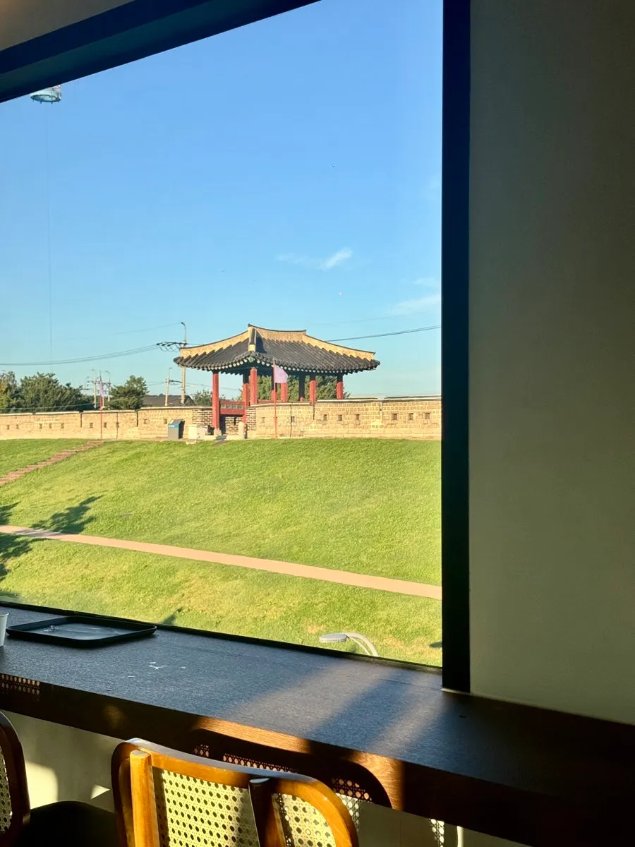 Ventana con vista a la curva de la muralla