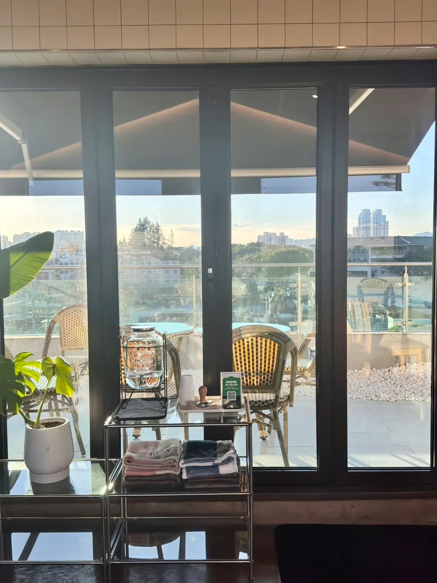 Ventana con un paisaje muy coreano de la muralla