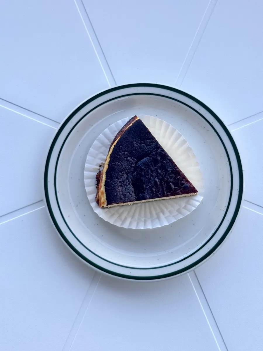 Tarta de queso vasca con la superficie tostada