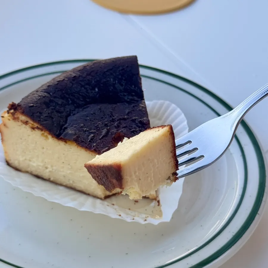 Corte de la tarta de queso vasca ya mordida