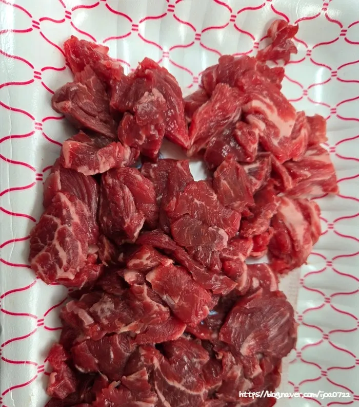 Cooking seaweed soup with Korean beef brisket
