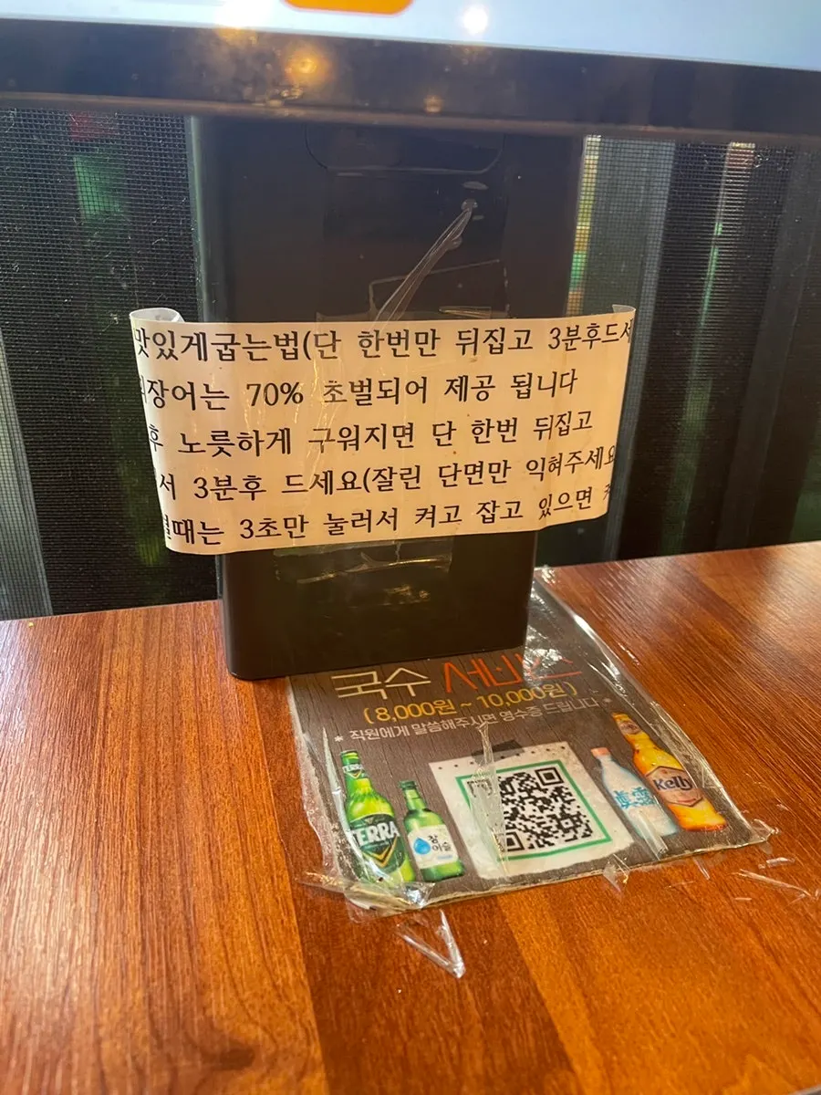 매장 안 벽에 크게 붙은 메뉴판