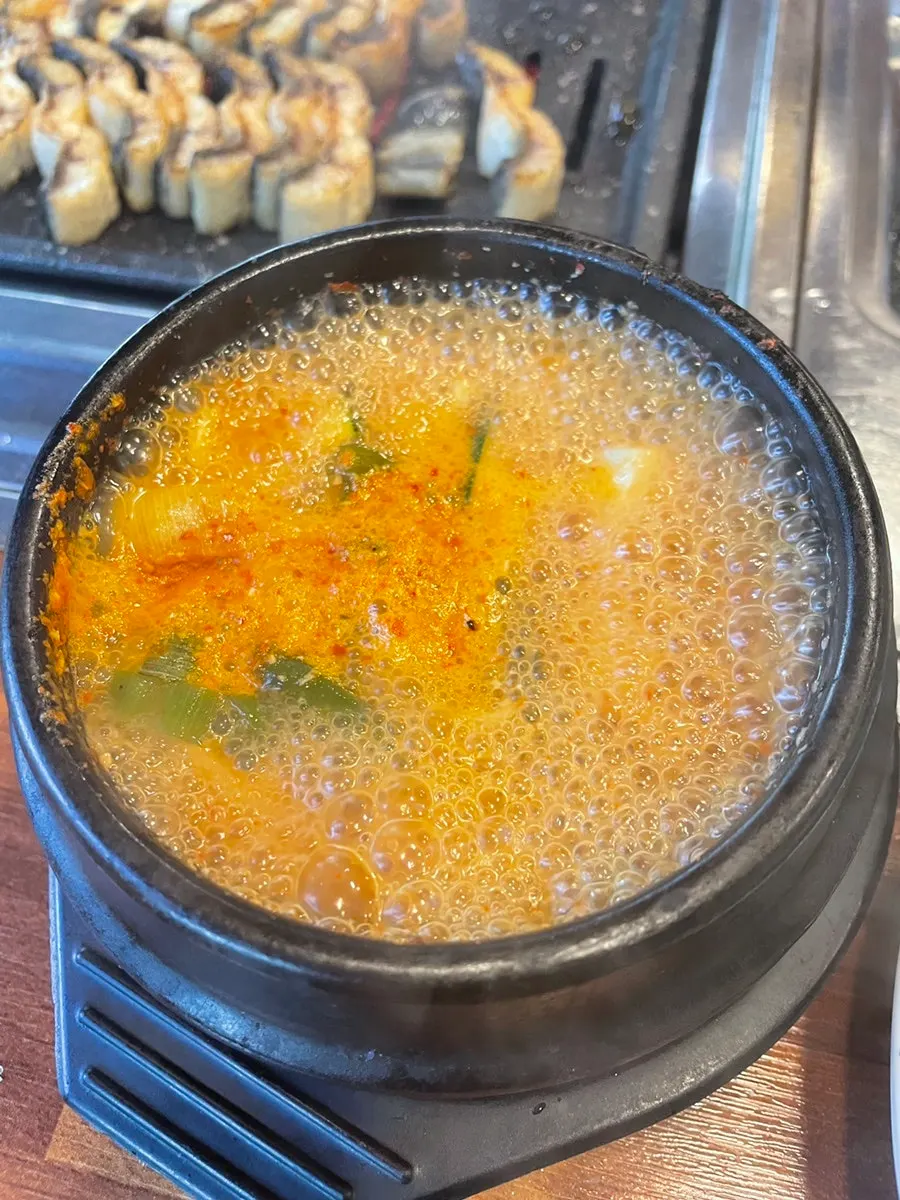 새콤매콤한 양념의 부추무침 한 접시