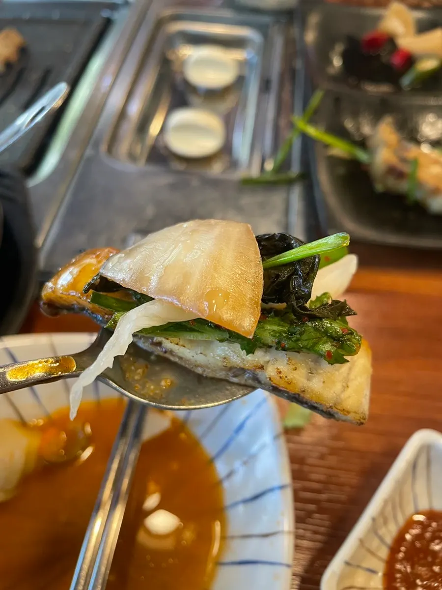 깻잎에 장어와 곁들임을 올린 쌈