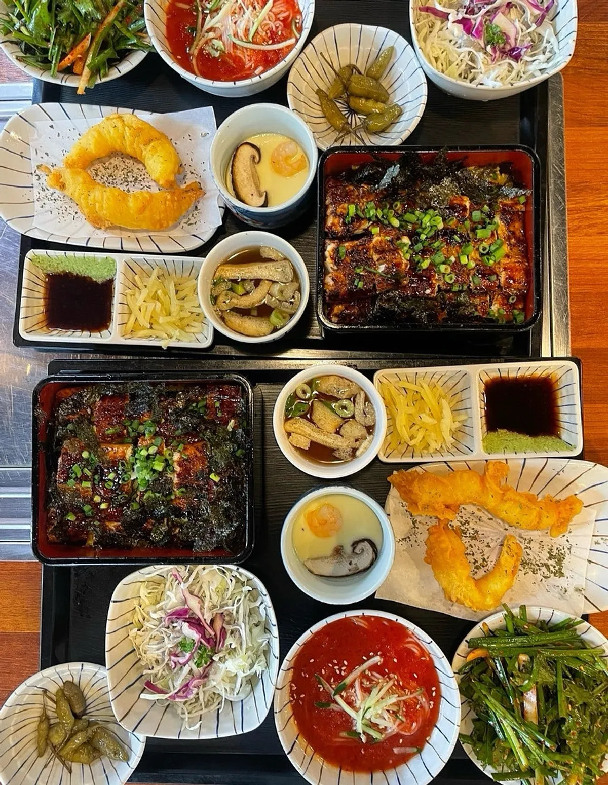 소스와 생강, 쌈채소가 놓인 셀프바