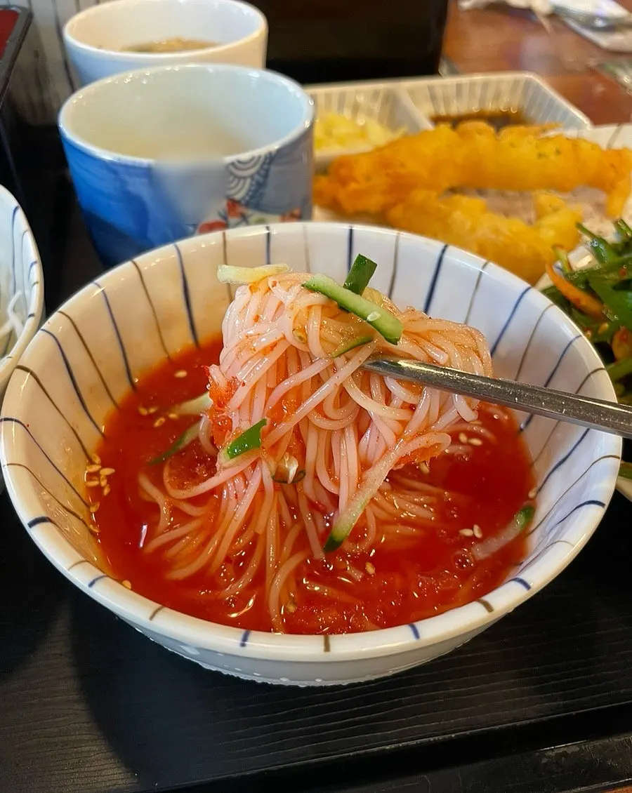부추무침과 양배추샐러드 등 사이드 반찬
