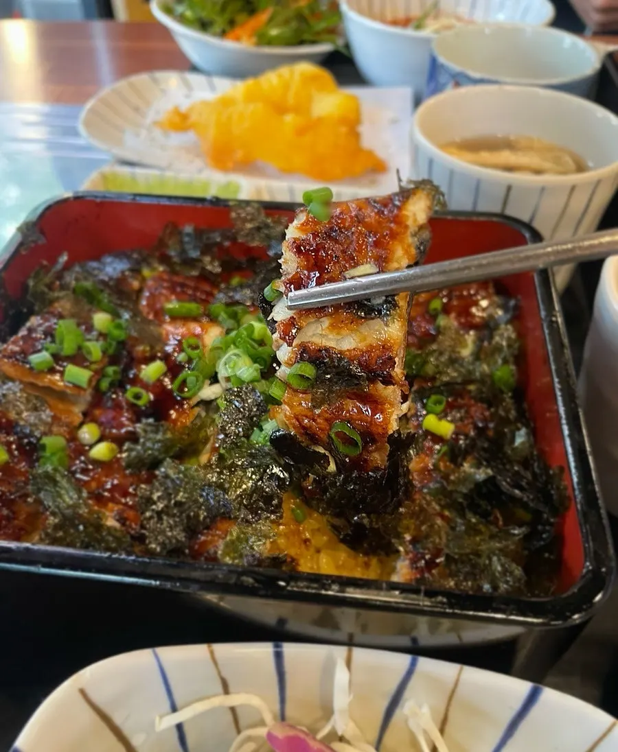 부드러운 장어가 올라간 장어덮밥