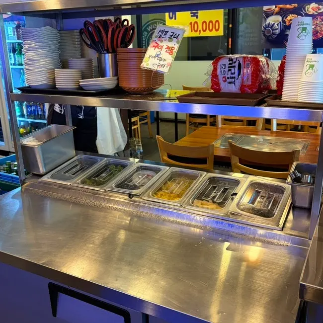 추가 반찬을 가져다 먹는 셀프바