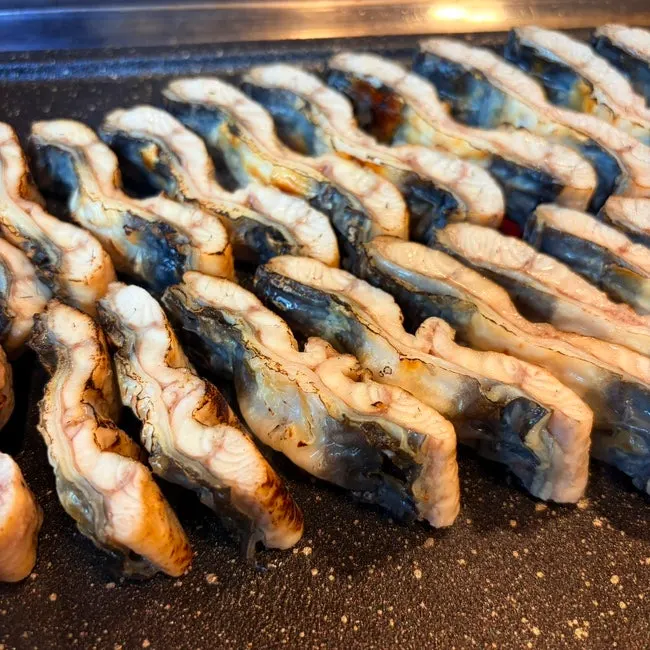 노릇하게 익어가는 초벌 장어