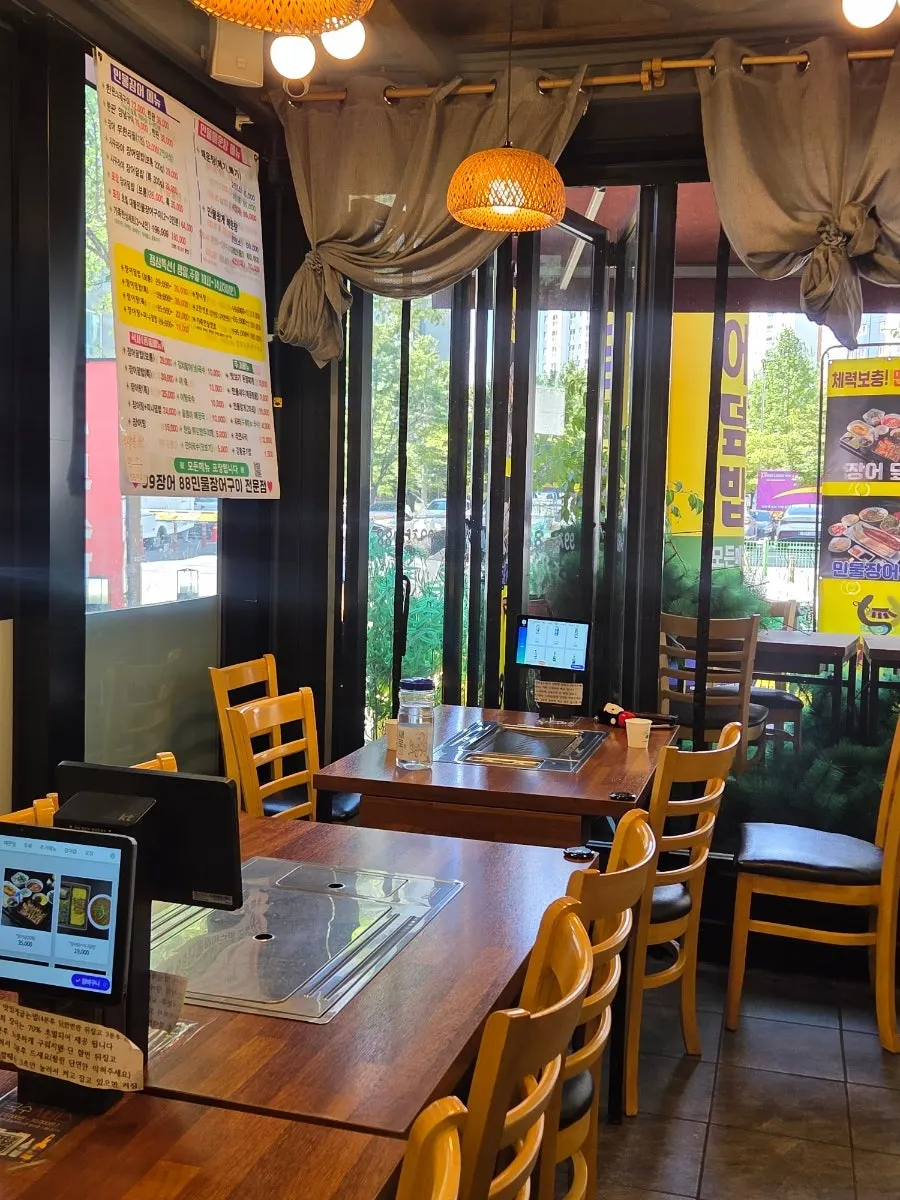 Indoor grill table at the Homaesil eel restaurant