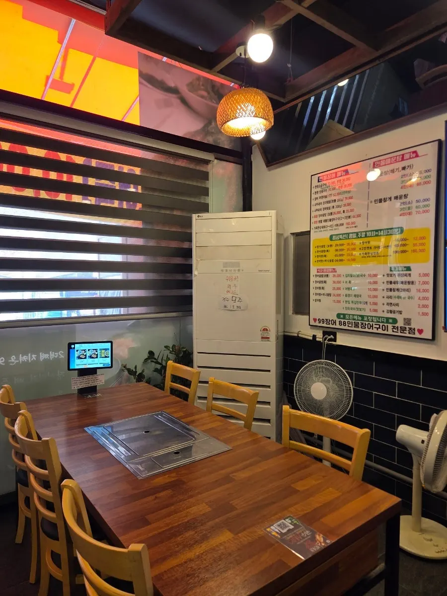 Interior wall and seating view at 99Jangeo88