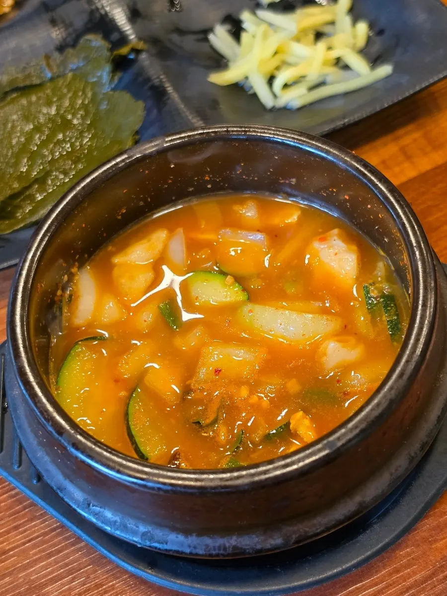 불판에서 익어가는 민물장어 소금구이