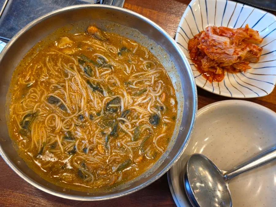 상추에 장어와 곁들임 반찬을 올린 쌈