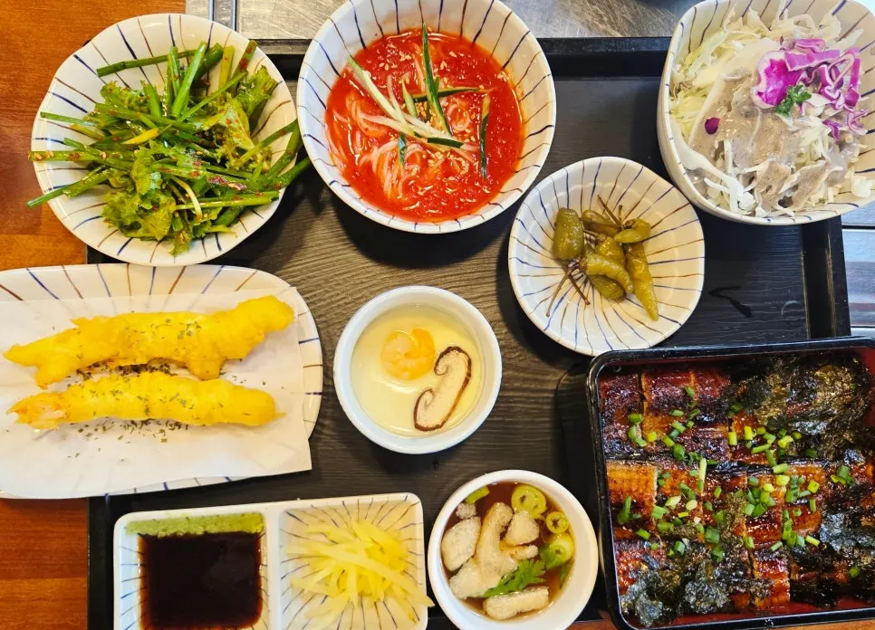 Table waiting for the ordered regular eel rice bowl