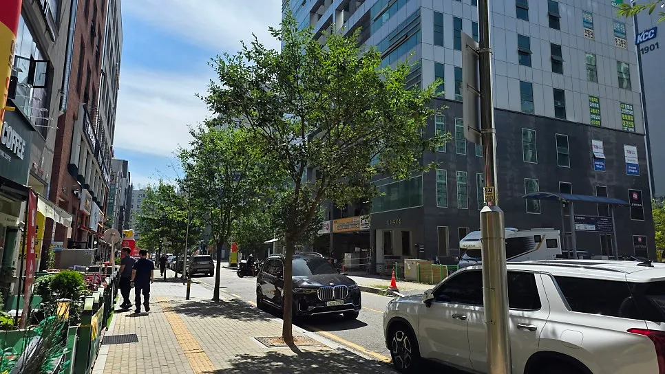 View of the building front of 99Jangeo88 Suwon Homaesil Branch