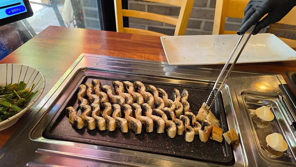 Basic side dishes served alongside the eel